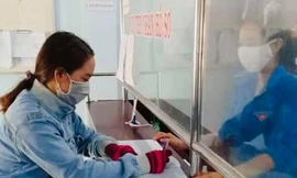 Tuổi trẻ Bình Thuận hỗ trợ người dân giải quyết thủ tục hành chính nhanh, gọn trong Ngày thứ 7 tình nguyện. 