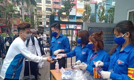 Phát tặng khẩu trang, nước rửa tay cho sinh viên Kiến Trúc trở lại trường học. 