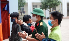 Anh Nguyễn Văn Lộc viếng cha tại bàn thờ được lập tại khu cách ly tập trung trường Phổ thông dân tộc nội trú THPT số 2 Nghệ An