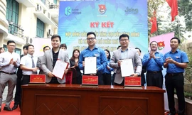 Thành Đoàn Hà Nội ký kết các biên bản ghi nhớ hợp tác, hợp đồng giữa Thành Đoàn Hà Nội và VietChallenge với các đơn vị phối hợp. Ảnh: Văn Điệp