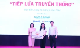 Trao tặng 13.000 bản đồ Tổ quốc cho các trường học trên cả nước