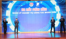 Các đại biểu nhấn nút ra mắt Phần mềm quản lý nghiệp vụ công tác đoàn viên. Ảnh: Bảo Anh