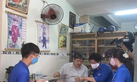 Các đội thanh niên tình nguyện tỉnh Bình Định "đến từng ngõ, gõ từng nhà" hỗ trợ người dân khai báo y tế. 