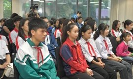 Trao 200 suất học bổng cho học sinh, sinh viên có hoàn cảnh khó khăn