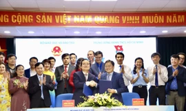 Bộ trưởng Bộ Giáo dục và Đào tạo Phùng Xuân Nhạ và Bí thư thứ nhất T.Ư Đoàn, Chủ tịch T.Ư Hội LHTN Việt Nam Nguyễn Anh Tuấn ký kết Chương trình phối hợp giai đoạn 2020-2025 giữa ngành giáo dục và Đoàn TNCS Hồ Chí Minh. Ảnh: Lâm Đăng Hải