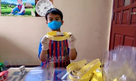 Em Nguyễn Ngọc Đức, lớp 3A2 (trường Tiểu học Bồ Đề, quận Long Biên, Hà Nội) đã dùng 5 triệu đồng tiền mừng tuổi mua vật liệu về làm các tấm chắn giọt bắn mang đi tặng