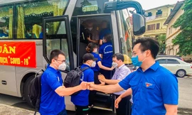  Anh Trần Quang Hưng, Phó Bí thư Thành đoàn, Chủ tịch Hội Sinh viên TP. Hà Nội tiễn đoàn tình nguyện Học viện Y Dược học cổ truyền Việt Nam lên đường tiếp sức TPHCM.