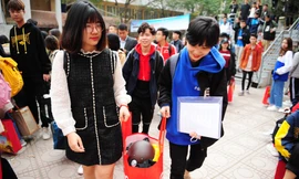 Sinh viên háo hức xách hành lý về quê đón Tết trên các chuyến xe miễn phí về do T.Ư Hội Sinh viên Việt Nam tổ chức. Ảnh: Dương Triều