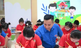 Học sinh Hà Nội tham gia Ngày hội sắc màu vẽ tranh về tình nguyện