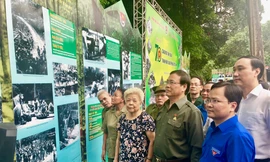 Anh Nguyễn Anh Tuấn, Bí thư thường trực T,Ư Đoàn Chủ tịch T.Ư Hội LHTN Việt Nam (ngoài cùng, bên phải cùng ông Vũ Trọng Kim, Chủ tịch T.Ư Hội Cựu TNXP Việt Nam tham quan triển lãm ảnh về 70 năm TNXP Việt Nam