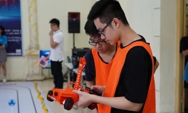 Các đội thi kiểm tra lại xe trước khi vào cuộc đua