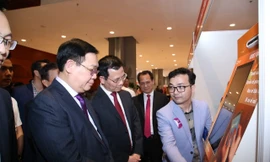 Ủy viên Bộ Chính trị, Bí thư Thành ủy Hà Nội Vương Đình Huệ; Bộ trưởng Bộ Thông tin và Truyền thông Nguyễn Mạnh Hùng tham quan các gian hàng triển lãm tại ngày hội. Ảnh: Lâm Đăng Hải