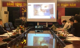 Hội đồng giám khảo chấm thi trực tuyến các đề tài tham gia Hội thao Kỹ thuật sáng tạo tuổi trẻ ngành y tế khu vực Hà Nội lần thứ 29. Ảnh: Lưu Trinh