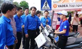 Bí thư T.Ư Đoàn Ngô Văn Cương thăm, tặng quà đội hình Tiếp sức mùa thi ở Thái Nguyên