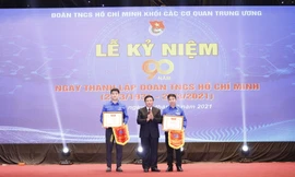 Ông Nguyễn Xuân Thắng, Ủy viên Bộ Chính trị, Giám đốc Học viện Chính trị Quốc gia Hồ Chí Minh, Chủ tịch Hội đồng lý luận T.Ư trao giải thưởng cho 2 chi đoàn mạnh toàn quốc.