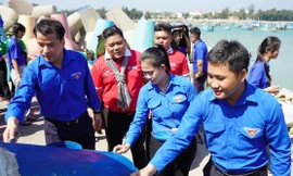 Bí thư T.Ư Đoàn Ngô Văn Cương thăm, tặng quà thanh niên tình nguyện trên đảo tiền tiêu Phú Quý