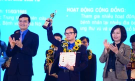 Anh Bùi Quang Huy, Bí thư T.Ư Đoàn, Chủ tịch T.Ư Hội SVVN trao tặng phần thưởng Quả Cầu Vàng năm 2020. Ảnh: Dương Triều