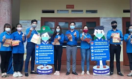 Bạn trẻ Thái Nguyên đến từng hộ dân hỗ trợ khai báo y tế. 