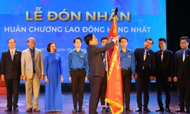 Anh Nguyễn Anh Tuấn, Uỷ viên T.Ư Đảng, Bí thư thứ nhất T.Ư Đoàn, Chủ tịch Hội LHTN Việt Nam trao Huân chương Lao động hạng Nhất cho Đoàn Trường ĐH Kinh tế Quốc dân