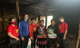 Những món quà thiết yếu được các bạn trẻ mang đến tận tay cho đồng bào dân tộc ở Xín Mần, Hà GIang trong mùa dịch COVID -19