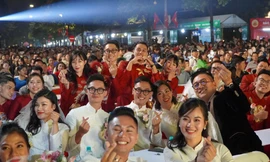 Hàng ngàn khán giả Thủ đô chúc phúc 18 cặp đôi trong đám cưới tập thể 