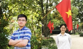 Hai thí sinh xuất sắc nhất Hội Olympic tiếng Anh học sinh, sinh viên toàn quốc lần thứ III, Cao Tuấn Nghĩa (trái) và Phạm Thị Mỹ Duyên (phải)