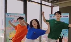 Nhóm thí sinh tham gia thử thách Tiktok “Hãy tự tin, chúng tôi đi cùng bạn” để cổ vũ sĩ tử 2k4 thi tốt nghiệp THPT 2022