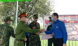 Bí thư Thành Đoàn Hà Nội bày tỏ sự sẻ chia, quyết tâm với lực lượng tuyến đầu chống dịch trong việc chung tay đẩy lùi dịch COVID -19