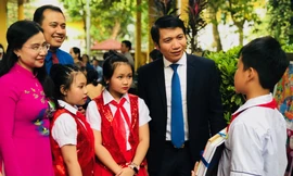 Anh Nguyễn Ngọc Lương, Bí thư T.Ư Đoàn, Chủ tịch Hội đồng Đội T.Ư trò chuyện với các em thiếu nhi đạt giải tại cuộc thi