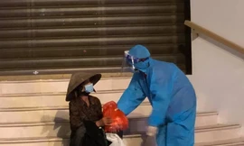 Thanh niên tình nguyện Hà Nội tặng cơm cho lao động nghèo thời điểm Hà Nội thực hiện giãn cách xã hội.