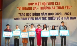 Em Hoàng Mai Trung Hiếu (ngoài cùng, bên phải) con trai Đại tá Liệt sĩ Hoàng Mai Vui, Phó trưởng phòng Xe máy, Cục Kỹ thuật Quân khu 4, hy sinh khi cứu hộ tại Rào Trăng 3, nhận học bổng Hỗ trợ sinh viên của Quỹ Vừ A Dính. 