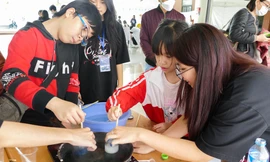 Bàn tay lửa, lốc trong lồng kính... thu hút sự chú ý của bạn trẻ yêu khoa học