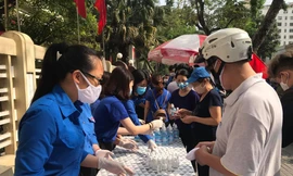 Bạn trẻ Thủ đô phát khẩu trang, nước rửa tay sát khuẩn cho người dân phòng dịch COVID -19