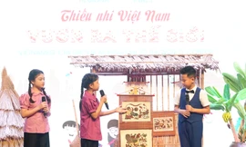 Học sinh Hà Nội chinh phục sân chơi 'Vươn ra thế giới' bằng bài thuyết trình về tranh Đông Hồ