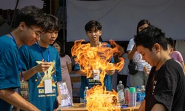 Học sinh trường chuyên Hà Nội - Amsterdam trình diễn hơn 80 thí nghiệm khoa học hấp dẫn