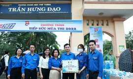 Anh Nguyễn Minh Triết, Bí thư T.Ư Đoàn, Chủ tịch T.Ư Hội SVVN (thứ 3, từ phải sang) tặng quà đội hình Tiếp sức mùa thi tại điểm thi trường THPT Trần Hưng Đạo (Nam Định). Ảnh: Bảo Anh