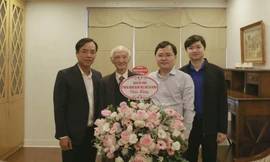 Bí thư thứ nhất T.Ư Đoàn Nguyễn Anh Tuấn (thứ 2, từ phải sang) tặng hoa chúc mừng GS Nguyễn Kim Đính. Ảnh: Bảo Anh