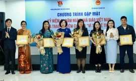 Trao Kỷ niệm chương Vì thế hệ trẻ cho cán bộ, lãnh đạo ngành Giáo dục