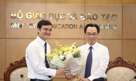 Thứ trưởng Hoàng Minh Sơn (bên phải) tặng hoa chúc mừng anh Bùi Quang Huy, Ủy viên dự khuyết T.Ư Đảng, Bí thư thường trực T.Ư Đoàn, Chủ tịch Hội SVVN nhân dịp Đoàn TNCS Hồ Chí Minh kỷ niệm 90 năm. 