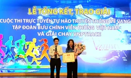 Ban tổ chức trao giải Nhất cuộc thi trực tuyến “Tự hào truyền thống vẻ vang Tập đoàn Bưu chính Viễn thông Việt Nam” cho thí sinh Trịnh Thị Thu Hiền, VNPT-IT.