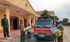 Chị Lương Thị Thu Hương, Bí thư Huyện Đoàn Yên Minh (tỉnh Hà Giang) tặng 1 tấn rau bắp tặng Trường sĩ quan Lục quân I và Trung đoàn Pháo binh 58 (Sư đoàn 308, Quân khu I).