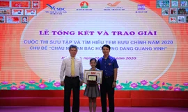 Anh Nguyễn Ngọc Lương. Bí thư T.Ư Đoàn, Chủ tịch Hội đồng Đội T.Ư (bên phải) trao giải Đặc biệt cho em Lê Thùy Anh, học sinh lớp 3C10, Trường Tiểu học Chu Văn An (TP Hải Phòng)
