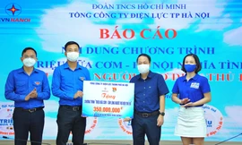 Thành đoàn - Hội LHTN thành phố Hà Nội đã đón nhận biển trao tượng trưng tặng 14.000 suất ăn cho giai đoạn 4 của Chương trình (Tổng trị giá 350 triệu đồng) từ đại diện lãnh đạo Điện lực Hà Nội.