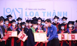 Bí thư T.Ư Đoàn Nguyễn Minh Triết trao tặng các tác giả đạt giải thưởng Loa Thành lần thứ 33, năm 2021. Ảnh: Lâm Đăng Hải