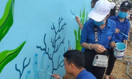 Đoàn viên, thanh niên vẽ tranh tuyên truyền bảo vệ môi trường biển đảo