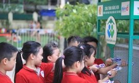 Các em học sinh Trường TH Phương Liệt tích cực quyên góp sản phẩm bút viết đã qua sử dụng