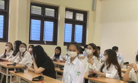 Các thí sinh chuẩn bị bước vào vòng thi trắc nghiệm tại vòng chung kết TP. Hà Nội Hội thi Olympic Tiếng Anh học sinh, sinh viên toàn quốc lần thứ VI, năm 2022