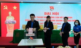 Các đại biểu bỏ phiếu bầu tại Đại hội