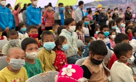 Các em học sinh tại xã Chiềng La, huyện Mường La, tỉnh Sơn La trong lễ khởi công trường mầm non và đón nhận các phần quà từ Thành Đoàn, Hội LHTN TP. Hà Nội