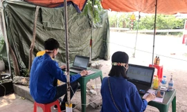 Các bạn tình nguyện viên Đoàn xã Hà Hồi, Thường Tín, Hà Nội dùng "tai giả" để đeo khẩu trang nhằm giảm tình trạng bị đau tai khi phải dùng khẩu trang cả ngày.